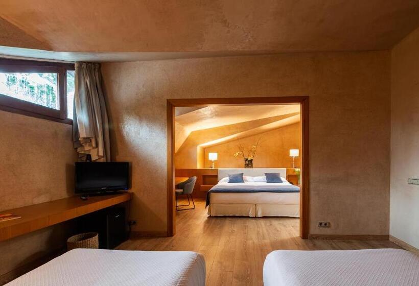 חדר משפחתי, Xalet Del Golf