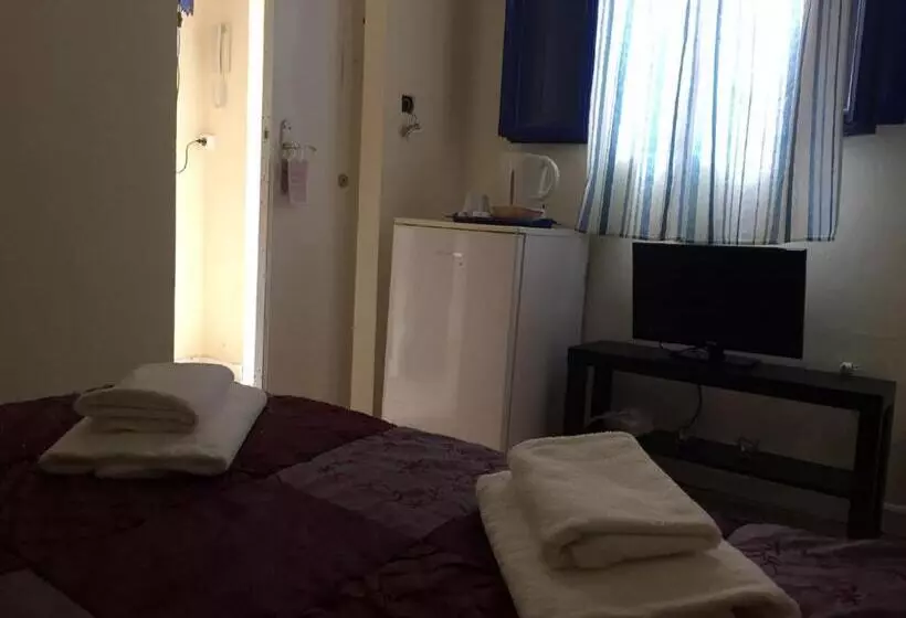 اتاق اکونومی, Antilla Riad