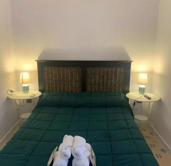 اتاق اکونومی, Antilla Riad
