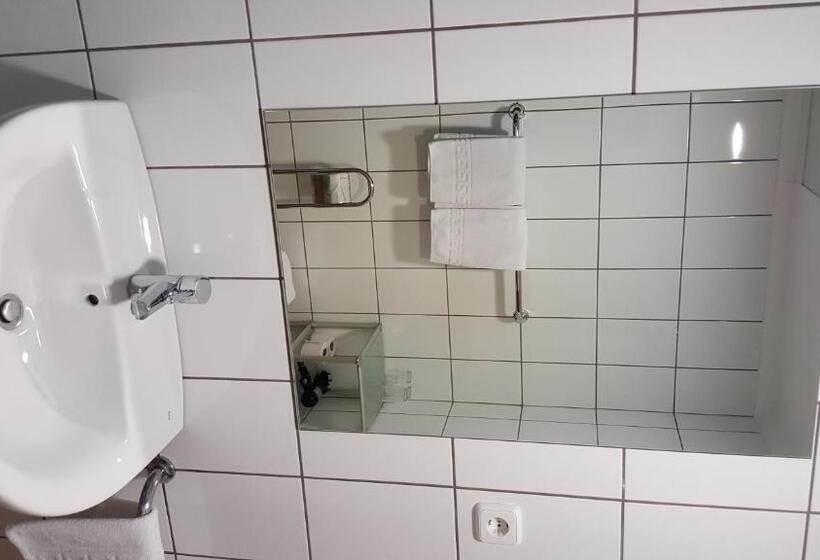 Номер Стандарт Трехместный, Hostal Residencia Catalina