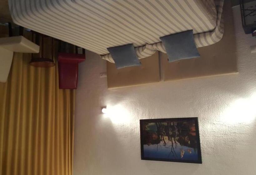 اتاق استاندارد سه نفره, Hostal Residencia Catalina