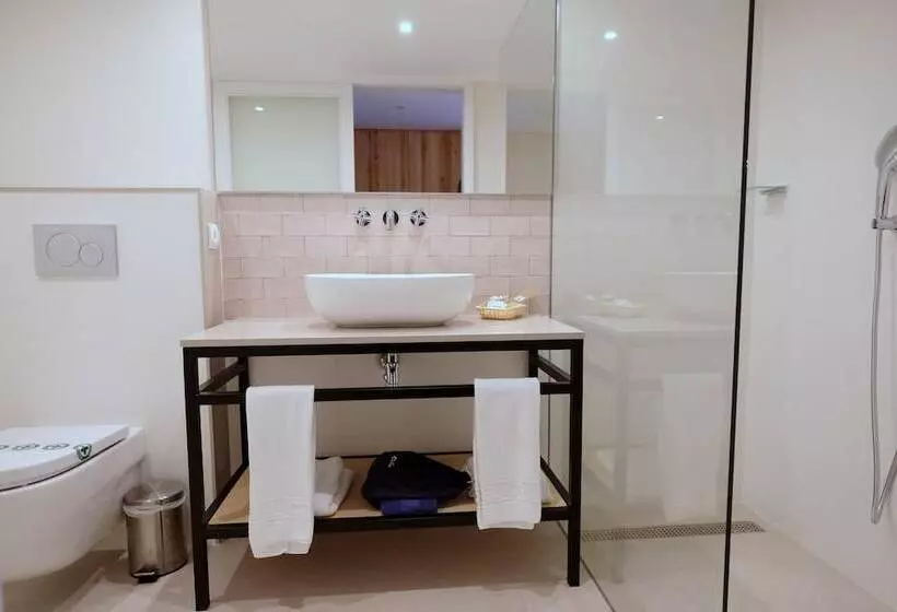 Standard Studio Mountain View, Calina