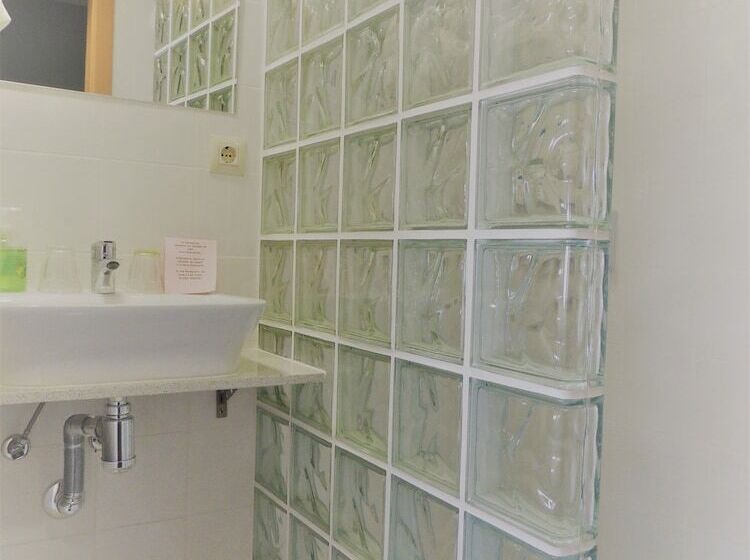 标准三人间, Hostal Can Massot