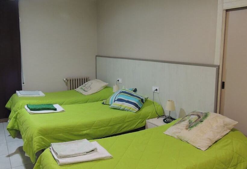 标准三人间, Hostal Can Massot