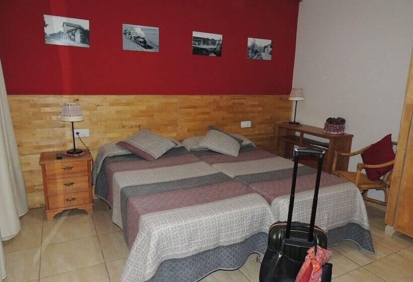 标准三人间, Hostal Can Massot