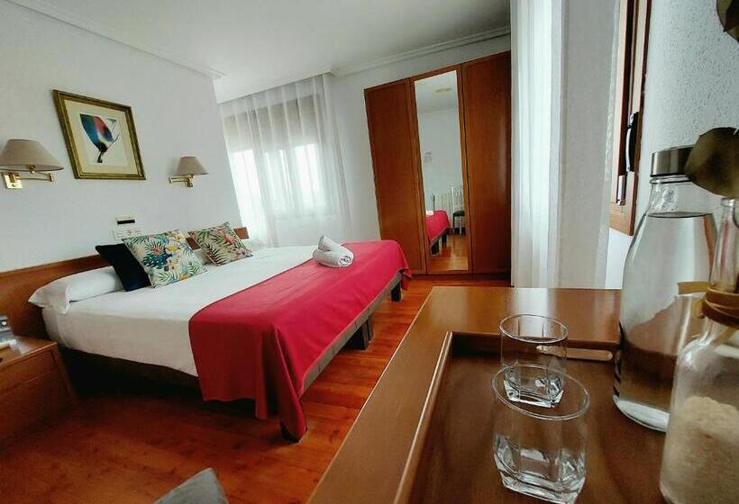 חדר סטנדרט נוף לבריכה, Pension Uxarte