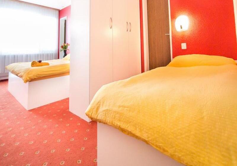 اتاق استاندارد سه نفره, Risech