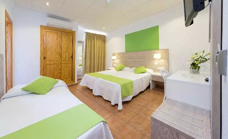 اتاق سوپریور سه تخته, Hostal Adelino