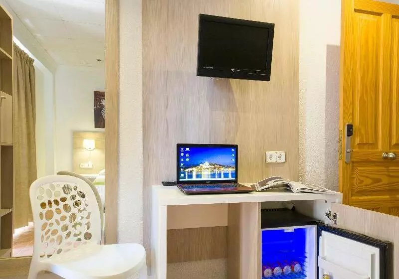 اتاق سوپریور سه تخته, Hostal Adelino