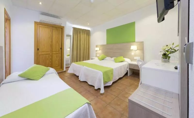 اتاق سوپریور سه تخته, Hostal Adelino