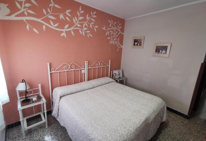 اتاق سوپریور, Hostal Senero