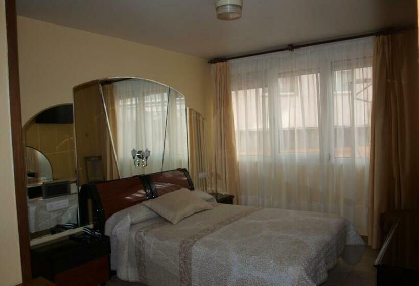 اتاق استاندارد, Francisco Javier