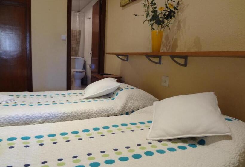 Standard Triple Room with Terrace, Hostal Lima