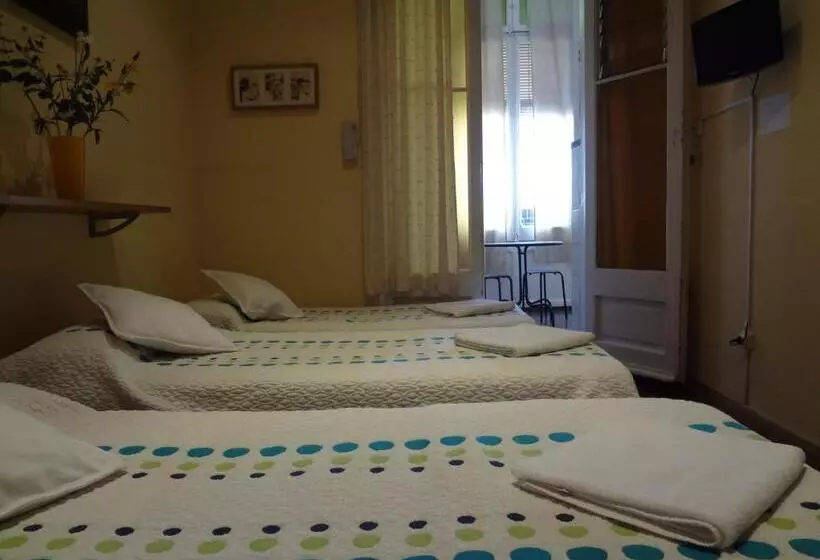 Standard Triple Room with Terrace, Hostal Lima