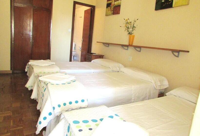 Standard Triple Room with Terrace, Hostal Lima