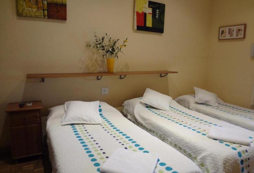 Standard Triple Room with Terrace, Hostal Lima
