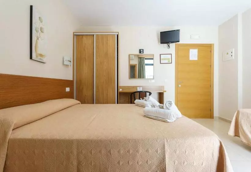 Comfort Kolmen Hengen Huone, Hostal Costabella Powered By Faro Homes