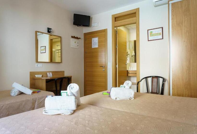 اتاق راحتی سه تخته, Hostal Costabella Powered By Faro Homes