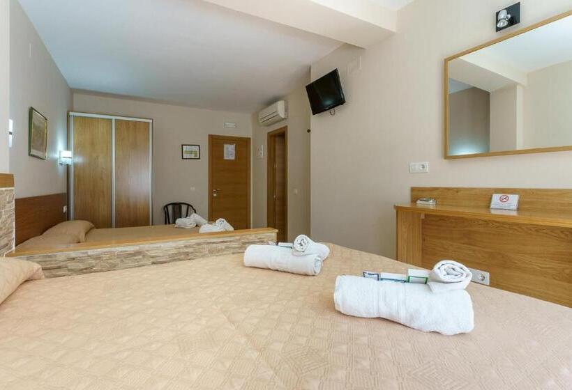 غرفة قياسية رباعية, Hostal Costabella Powered By Faro Homes