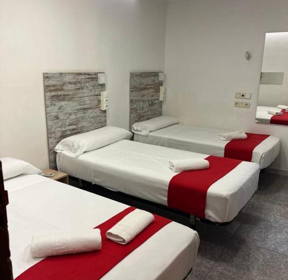 Habitación Triple Estándar, Hostal Las Vegas