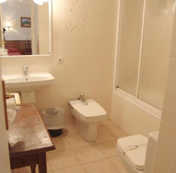 Номер Стандарт Трехместный, Hostal Ayestaran I