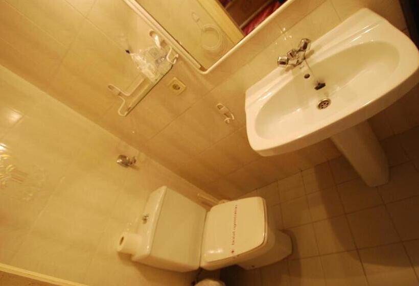 基本三人间, Hostal Ayestaran I