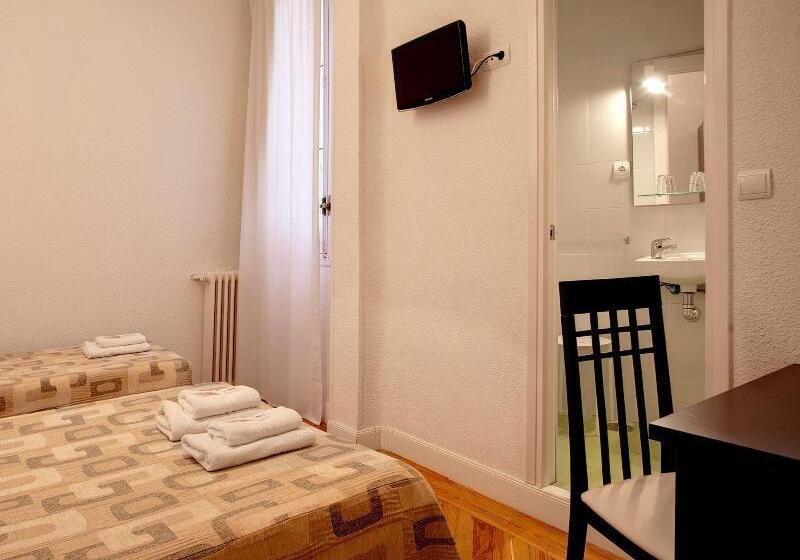 Habitación Triple Estándar, Hostal Besaya