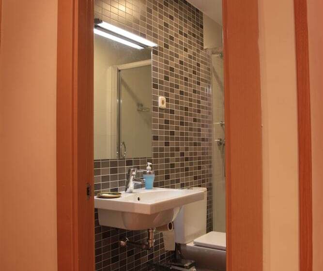 اتاق استاندارد سه نفره, Hostal Falfes