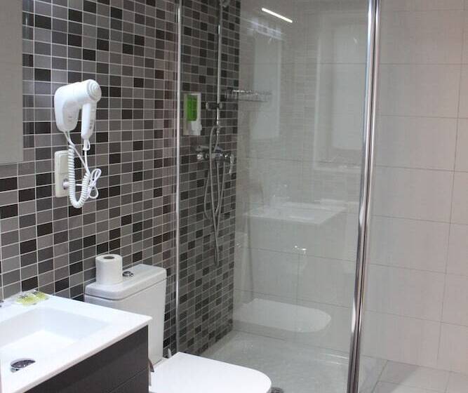 اتاق استاندارد سه نفره, Hostal Falfes