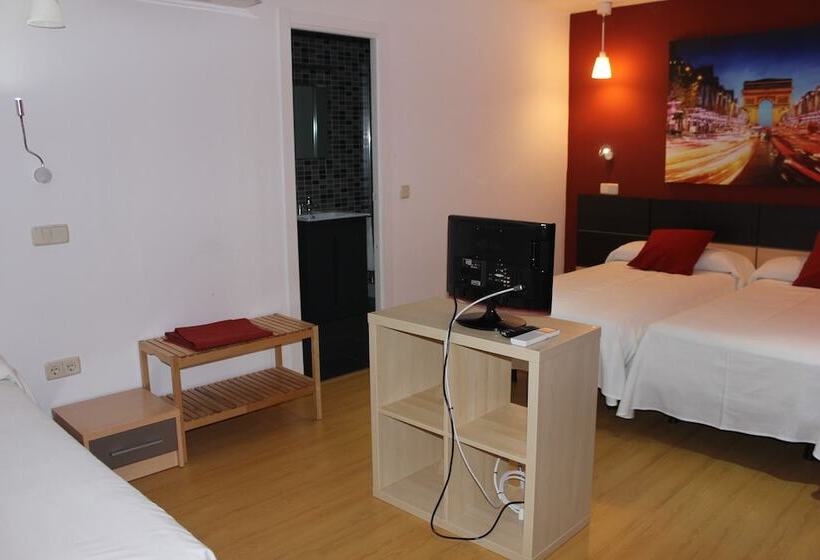 اتاق استاندارد سه نفره, Hostal Falfes