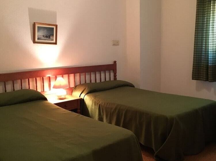 Номер Стандарт Трехместный, Hostal Los Chopos