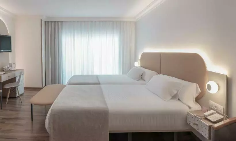 اتاق لوکس سه تخته, Rh Victoria & Spa