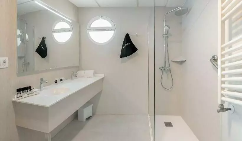 اتاق لوکس چهار تخته, Rh Victoria & Spa