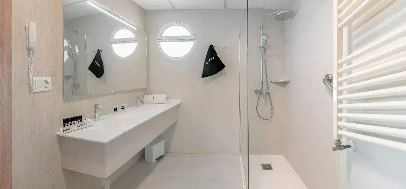 اتاق سه نفره دلوکس با چشمانداز دریا, Rh Victoria & Spa