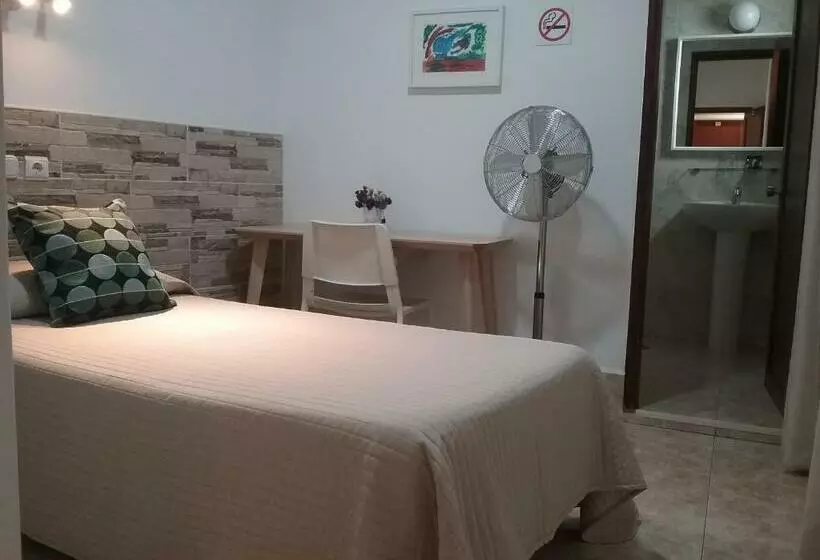 اتاق استاندارد یک نفره, Hostal Residencia Cardona