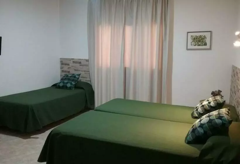 اتاق استاندارد سه نفره, Hostal Residencia Cardona