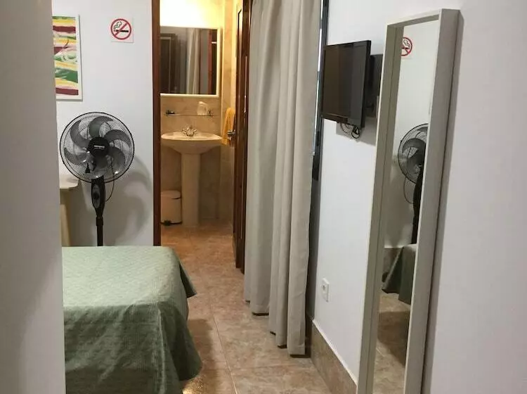 اتاق استاندارد یک نفره, Hostal Residencia Cardona