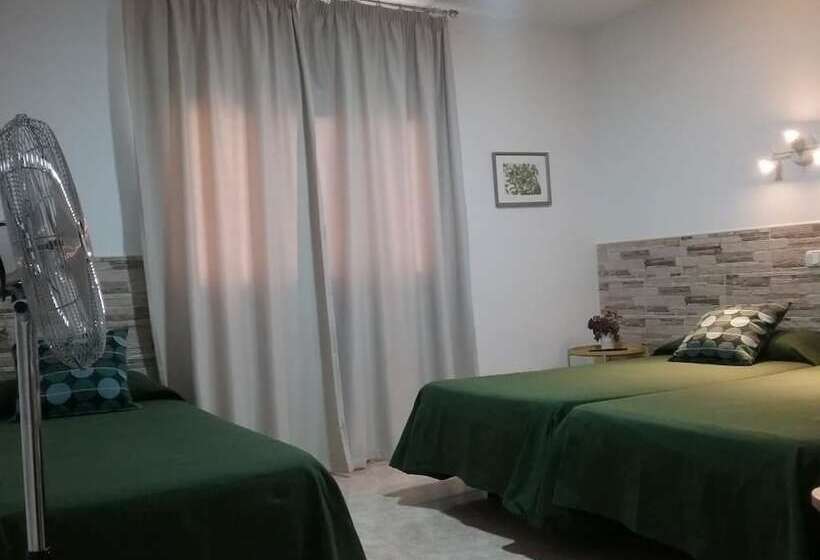 스탠다드 트리플 룸, Hostal Residencia Cardona