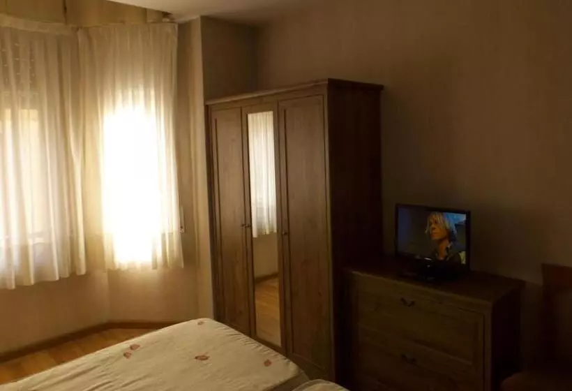 اتاق استاندارد یک نفره, Hostal Orejas