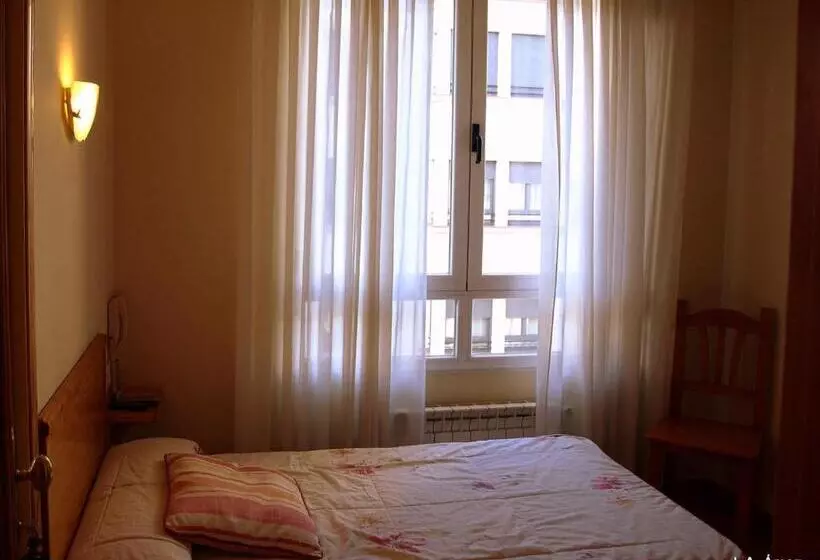 اتاق استاندارد با سرویس بهداشتی مشترک, Hostal Orejas