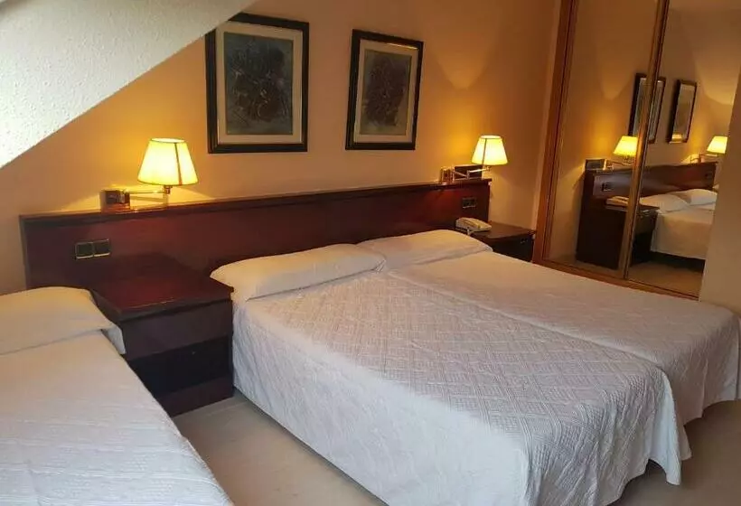 Habitació Triple Estàndard, Hostal Santa Maria