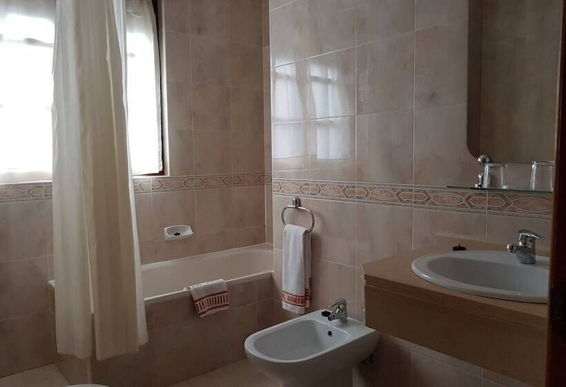 Номер Стандарт Трехместный, Hostal Santa Maria