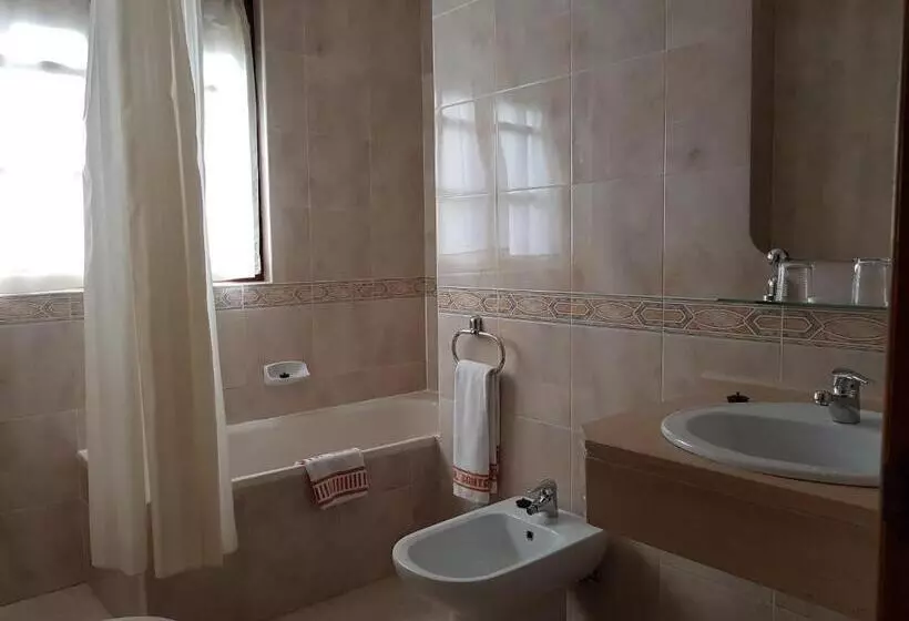 Habitació Triple Estàndard, Hostal Santa Maria