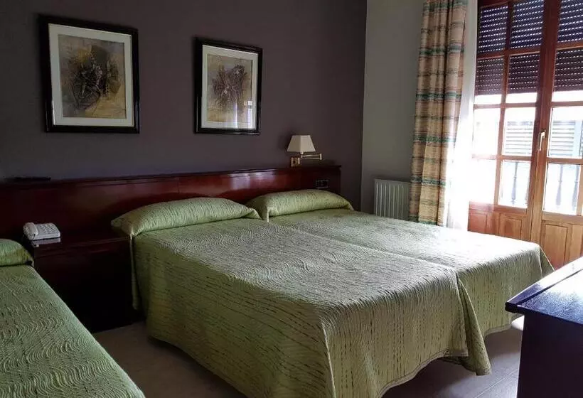 Habitació Triple Estàndard, Hostal Santa Maria