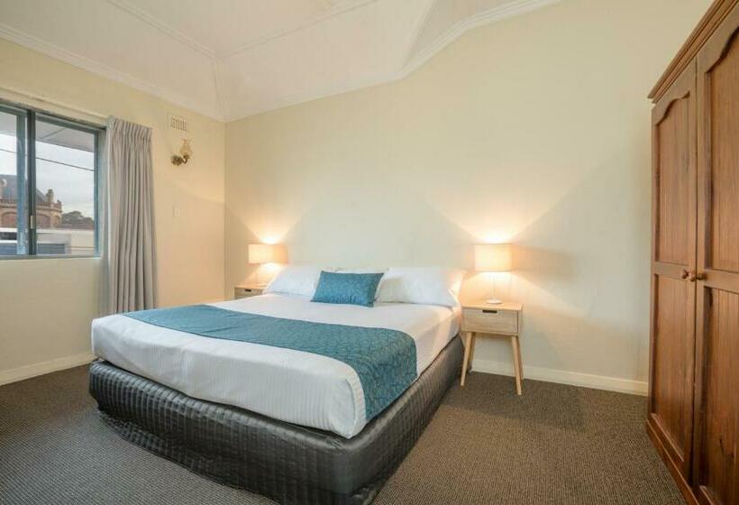 استودیوی استاندارد, Greenways Apartments