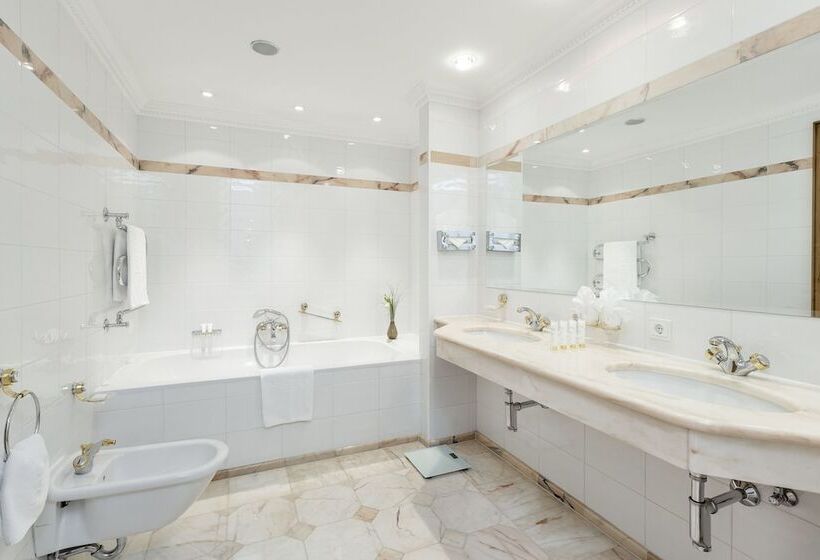 디럭스 룸 가든 전망, Das Central – Alpine . Luxury . Life