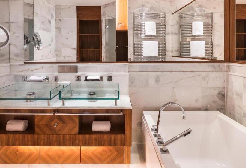 デラックスルーム, Falkensteiner Schlosshotel Velden – The Leading Hotels Of The World