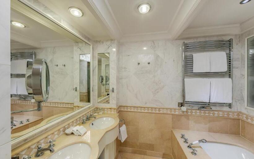 デラックスルーム, Falkensteiner Schlosshotel Velden – The Leading Hotels Of The World