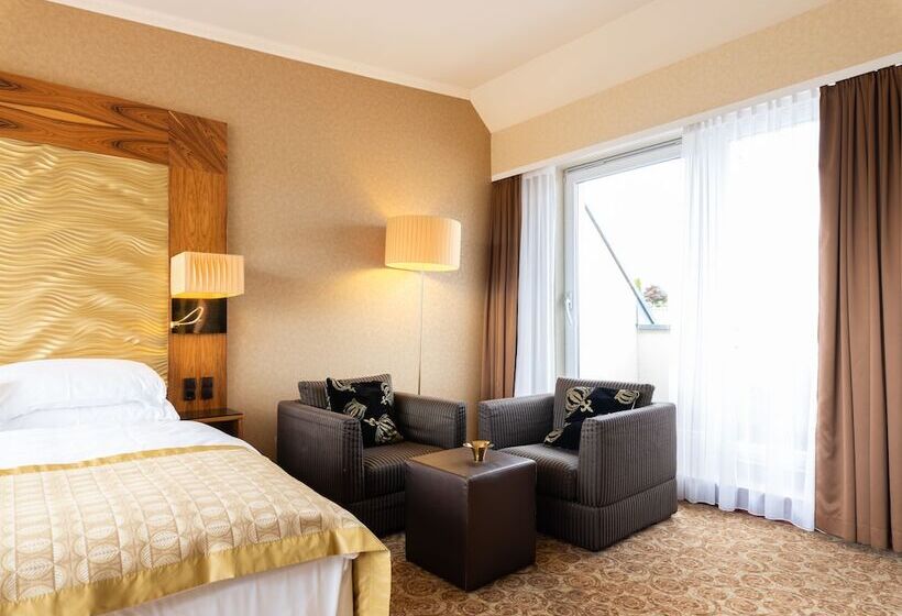 سوییت جونیور, Josefshof Am Rathaus