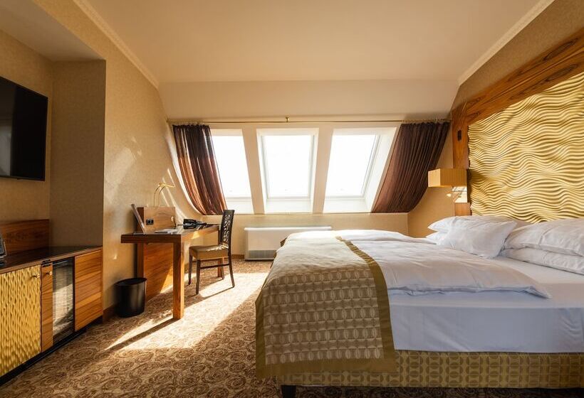 سوییت جونیور, Josefshof Am Rathaus